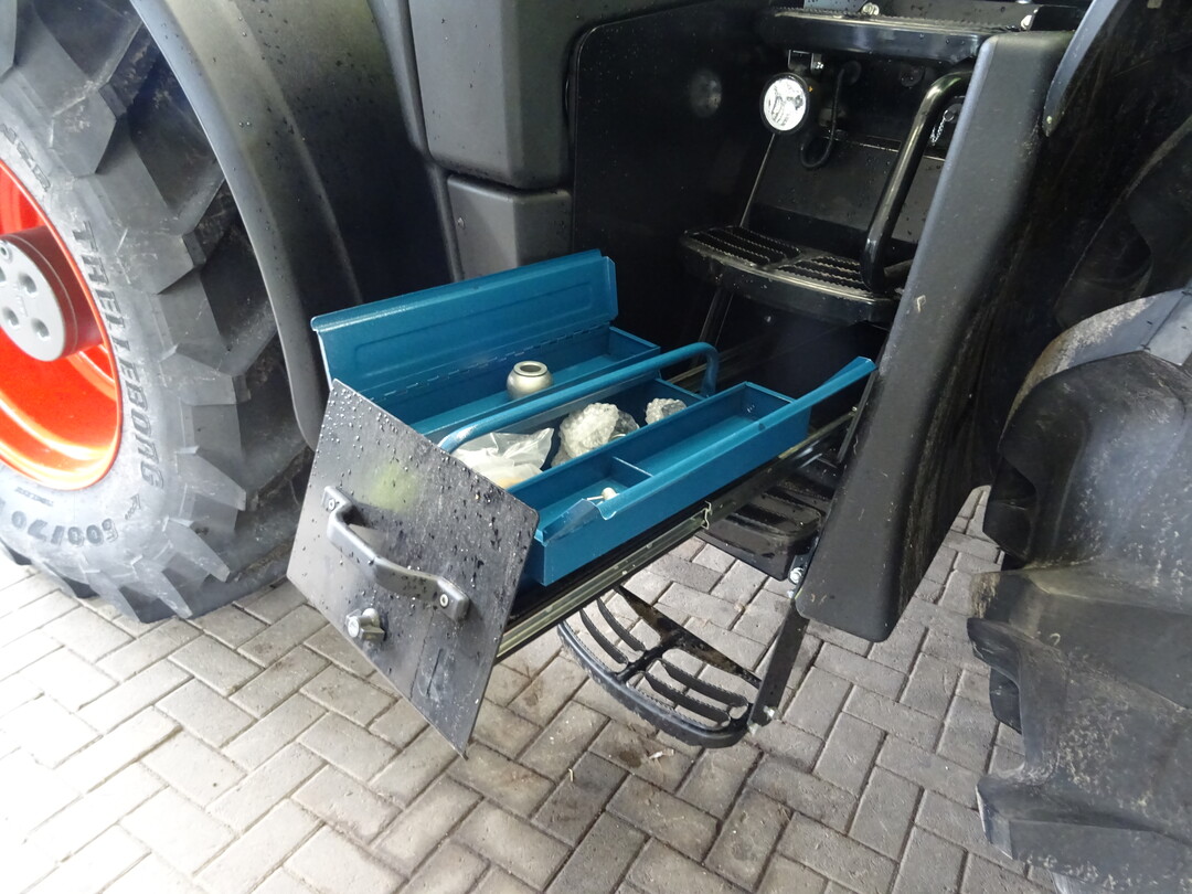 Der Claas Axion 830 CMATIC verfgt ber eine leichtgngige Werkzeugschublade die einen handelsblichen Werkzeugkasten aufnehmen kann  sehr gut.  Wechselnde Fahrer, die gerne ihre eigene Werkzeugkiste mitnehmen, knnen diese einfach austauschen. 