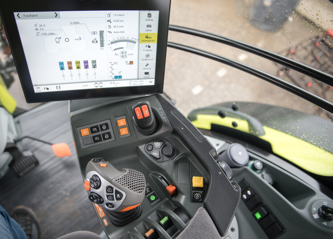 Die Anzeigen im Terminal des Claas Axion 830 CMATIC sind modern und bersichtlich gestaltet. 