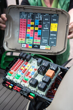 Der Sicherungskasten beim John Deere 6130R kann seitlich herausgeklappt werden und ist dadurch sehr gut zugänglich. Durch die farbige Kenntlichmachung der Sicherungen ist eine Zuordnung schnell möglich.