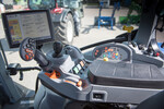 Der New Holland bietet die meisten Möglichkeiten der Wendeschaltung. Links am Lenkrad, auf dem Joystick und der Richtungswechsel kann auch mit dem Joystick selbst erfolgen.