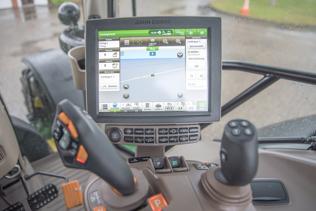 Durch die Mentasten unterhalb des Bildschirms des John Deere 6215 R AutoPowr ist ein schneller Zugriff auf die entsprechenden Mens, ohne Durchklicken von Untermens, mglich  prima.
