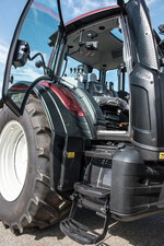 Die Kabine des Valtra N154e Active ist auch über die rechte Seite gut zu erreichen. Hinter dem abklappbaren Aufstieg befindet sich die Technikbox.
