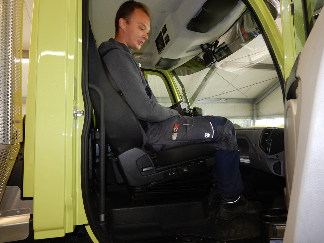 Im Unimog U427 fhrt man auch als Beifahrer gerne mit. Der Beifahrersitz ist beheizbar, gefedert und sehr komfortabel  eben ein kompletter Sitz. 
