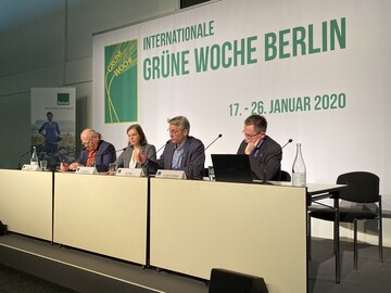 Auf dem Podium (v.r.) Geschftsfhrer der Wassergut Canitz GmbH Dr. Bernhard Wagner aus Leipzig, Bioland-Prsident Jan Plagge und Journalistin und Buchautorin Dr. Tanja Busse, mit Bioland-Pressesprecher Gerald Wehde.
