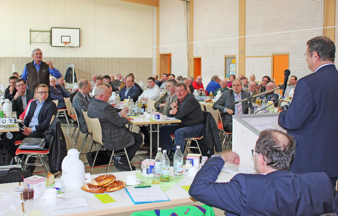 Am 16. Mrz fand die Generalversammlung der Milcherezeugergenossenschaft Pforzheim eG in Schmberg-Langenbrand statt. Am Rednerpult Berthold Hungenbach, Friesland Campina Deutschland. 