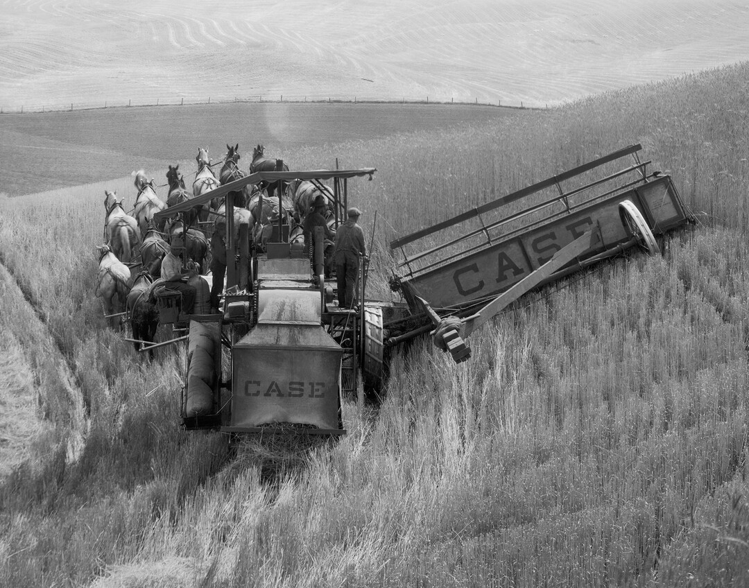1869 fertigte die Firma Case den ersten Dampftraktor, der zwar Rder hatte, aber von Pferden gezogen werden musste und ausschlielich als Antrieb fr andere Maschinen eingesetzt wurde.