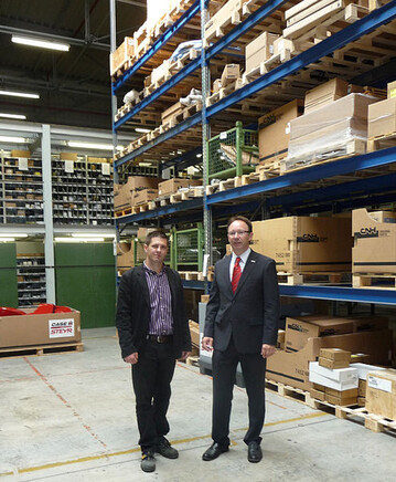 Christian Bauer, Geschftsfhrer bei Case IH in Deutschland (rechts) und Dominik Wagenblass, Koordinator fr die beiden neuen Ersatzteillager, im neuen Lager in Langenau bei Ulm.
