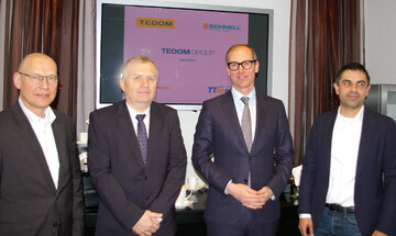(v.l.) Bernd Brendel, Serviceleiter der Schnell Motoren GmbH, Josef Jeleček, CEO und Firmengrnder von Tedom, Marek Rosenbaum, Anteilseigner von Tedom und neuer Geschftsfhrer der Schnell Motoren GmbH und Schnell-Vertriebsleiter Rajib Pal.