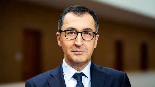 Der Bundesminister Cem zdemir mchte beim Auer-Haus-Verzehr in ffentlichen Verpflegungseinrichtungen einen Bioanteil von mindestens 30 % erreichen.