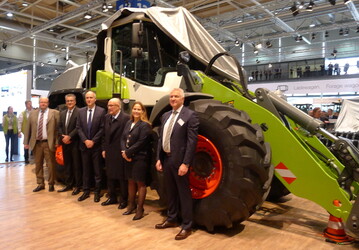 Im Beisein der Familien Claas und Liebherr wurden auf der Agritechnica die ersten gemeinsam gebauten Teleskop- und Radlader enthllt.