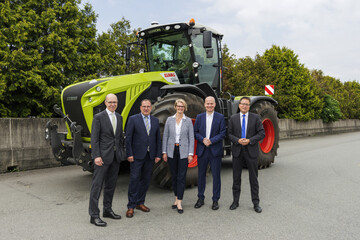 Politik und Landtechnik im Gesprch (von links nach rechts): Mitglied der Claas-Konzernleitung fr Finanzen Hans Lampert, Sprecher der Claas-Konzernleitung Hermann Lohbeck, Bundesforschungsministerin Anja Karliczek, CDU/CSU-Fraktionschef Ralph Brinkhaus, sowie Leiter Claas-Unternehmenskommunikation, Wolfram Eberhardt.
