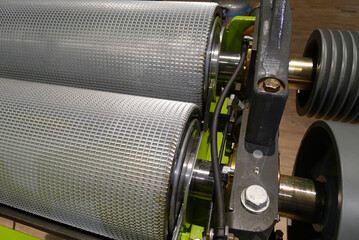 Die Besonderheit der Shredlage-Walzen (Durchmesser 250 mm) ist der Walzenmantel. Er besteht aus einem speziellen Sgezahnprofil, in das zustzlich eine Spiralnut eingefrst ist. 