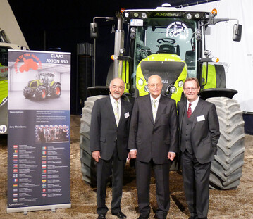 Der Axion 850 wurde von einer internationalen Jury aus Vertretern der Fachpresse zum Traktor des Jahres 2014 gekrt. Darber freuen sich die Claasianer (v. l.) Dr. Theo Freye, Reinhold Claas und Lothar Kriszun.