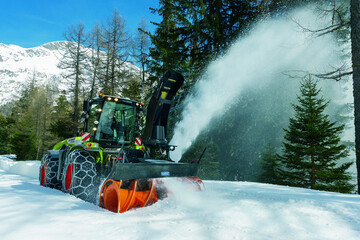 Rolls-Royce und Claas haben eine Projektvereinbarung ber die Lieferung von MTU-Motoren fr Agrarfahrzeuge abgeschlossen. Claas wird die Mhdrescher Lexion und Tucano, den Feldhcksler Jaguar und den 4x4 Grotraktor Xerion (im Bild) mit den weiterentwickelten MTU-Motoren der Baureihen 1000 bis 1500 ausstatten.