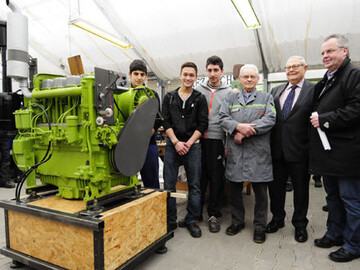 Motor-Premiere in der Auenwerkstatt der August-Claas-Schule, von links: die Schler Orkan Aytan, Eric Zumdiek, Burak Ramadan, dann Motorenspezialist Willi Dpjohann, Helmut Claas und Hermann Hecker.