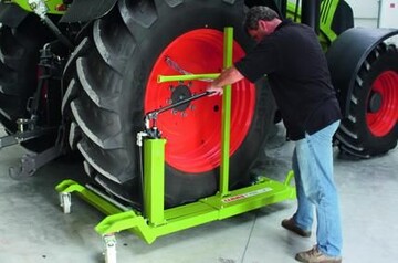 Mit dem Tyre Lift ist ein schneller Radwechsel mit nur einer Person mglich. Auerdem sorgt die Sicherung der Reifen mittels Spanngurt oder Kette fr ein gefahrloses Umsetzen von Montagegert und Rad. 