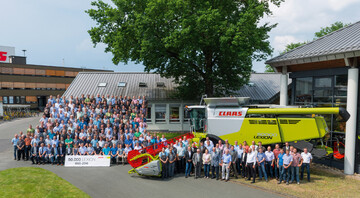 Claas feiert den 50.000. Lexion: Gesellschafter, Mitarbeiter der technischen Entwicklung, der Montage und weitere beteiligte Abteilungen vor der Jubilumsmaschine.
