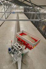 In einer 60 m langen und 13 m breiten Halle befindet sich ein Roboter mit 3-Punkt-Aufhängung, der den Düngerstreuer um 280 Grad drehen und den Praxiseinsatz simulieren kann.