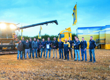 Freude beim New Holland-Team ber den neuen Drusch-Weltrekord.