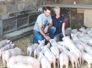 Sibylle Karsch bewirtschaftet mit ihrem Mann Christian Karsch in Grosselfingen (Landkreis Zollernalb) einen Ferkelerzeugerbetrieb mit 70 Zuchtsauen. Seit 2016 gehren sie der EZO an und ziehen Ferkel fr das Hofglck-Programm von Edeka Sdwest auf.