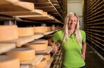 Mit dem zweiten Platz und 30.000 Euro ausgezeichnet, wird die Dorfkäserei Geifertshofen AG in Bühlerzell. Darüber freut sich Geschäftsführerin Nadine Walter-Bühler. 13 Familienbetriebe produzieren hochwertige Bioland- und Demeter-Heumilch, die in der Dorfkäserei zu Käsespezialitäten verarbeitet und an über 500 Kundinnen und Kunden ausgeliefert wird. Getragen wird das Unternehmen von Käseliebhabern, Kunden, Landwirtinnen und Landwirten sowie den Mitarbeitenden der Dorfkäserei. Einmal im Jahr werden die 491 Aktionärinnen und Aktionäre zur Hauptversammlung eingeladen, www.dorfkaeserei.de