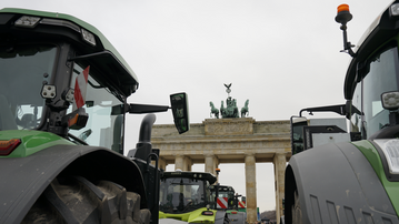 Schlepper vor dem Brandenburger Tor. 