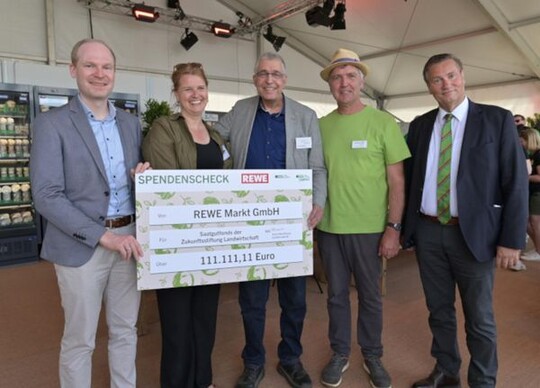 Scheckbergabe an die Zukunftsstiftung Landwirtschaft, v.l. Thomas Menig, Inga Gnther, Oliver Willing, Herbert Vlkle, Peter Hauk.