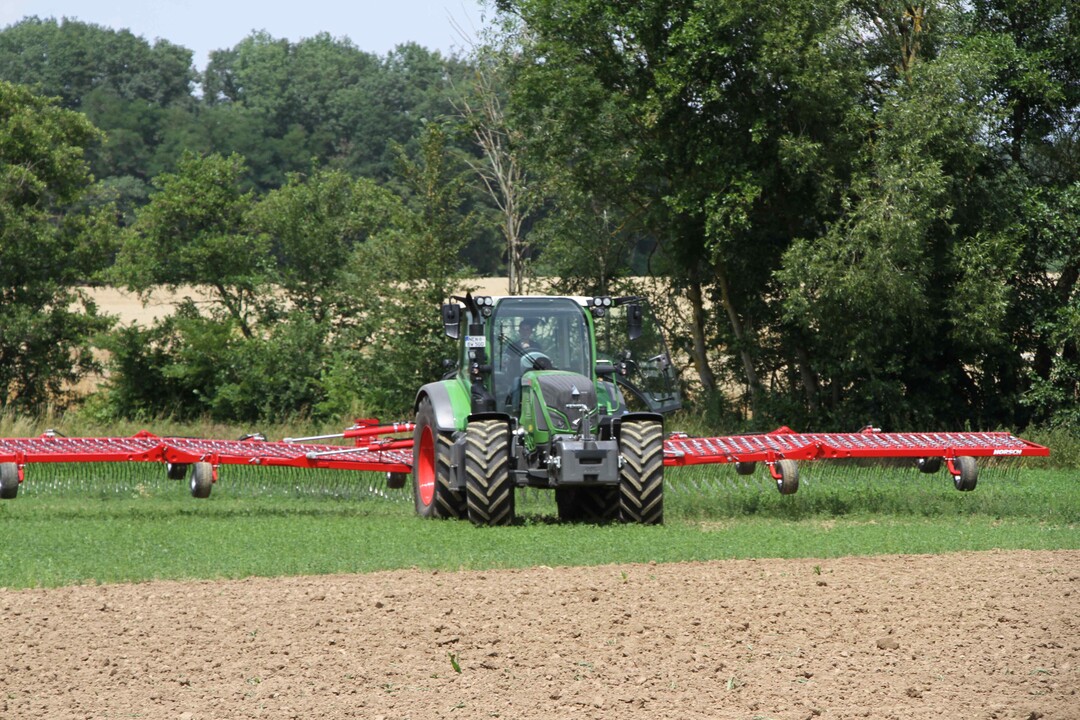 Der Horsch Striegel Cura ST ist eine der zentralen Lsungen speziell fr die
Hybridlandwirtschaft und fr den Bio-Bereich.