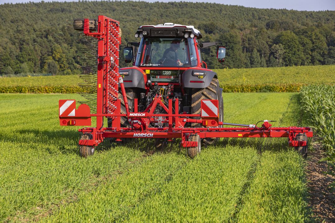Die Arbeitsbreite der Horsch striegel liegt zwischen 6 und 24 Meter.