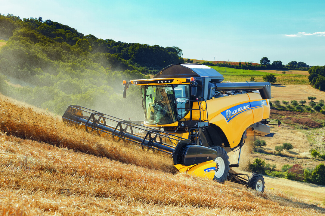 New Holland Agriculture bringt eine neue Mhdrescherbaureihe mit fnf bzw. sechs Strohschttlern heraus: Die CX5- und CX6-Modelle. Die Mhdrescherkabine hat ein Raumvolumen von Raumvolumen von 3,7 m. Fr Kunden aus hgeligen Regionen bietet sich die Laterale-Version des CX5.90 oder des CX6.90 mit Nivellierautomatik an. Diese gleicht eine Querneigung von bis zu 18 % auf beiden Seiten aus. Fr stark hgeliges Gelnde ist der CX5.90 Hillside geeigent. Er besitzt zwei unabhngigen Hydraulikanlagen  eine zum Ausgleich der Querneigung, eine zum Ausgleich der Lngsneigung.