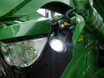 Schöne Zusatzausstattung: LED Arbeitsscheinwerfer an der Schwinge des John Deere Frontladers 643 MSL beleuchten die Arbeitswerkzeuge in jeder Arbeitsposition.