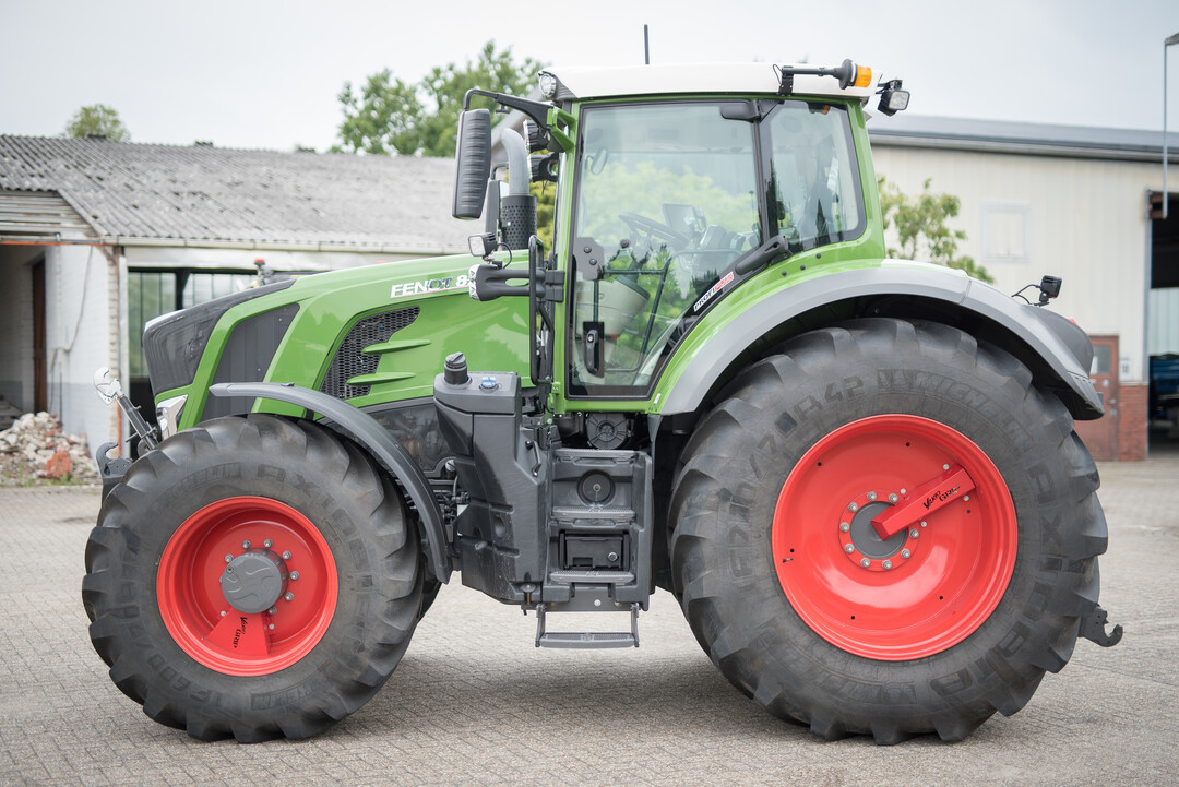 Fendt 826 S4 Vario: Strken: Dieselverbrauch Zapfwelle, Halterung Oberlenker Fronthydraulik, lwechselinterwalle (Hydr./Getr.), Kabinenfilterwechsel, Scheibenwischer (Front). Schwchen: Motorl nachfllen, Khlerreinigung, Halterung Oberlenker Heck, Leistung Heizung, keine Speicherung nutzerspezifischer Einstellungen im Terminal.