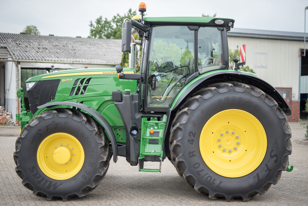 John Deere 6215R AutoPowr: Strken: Dieselverbrauch Transportfahrten, Fahrhebel CommandPRO, Weg zum Sitz (Gerumigkeit), Leistung Klimaanlage, Terminal. Schwchen: Motorl nachfllen, Halterung Oberlenker Fronthydraulik, Leistung Heizung, Werkzeugkasten, Zugnglichkeit Zapfwelle hinten.
