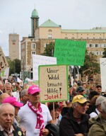 Transparente und Schilder der Demonstranten