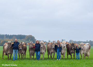 ber 100.000 Kilogramm Milch knnen diese Khe auf dem Betrieb von Familie Schmaus in Haslach bei ihrer Lebensleistung verbuchen (v.l.n.r.): Lolita (Vanpari) 107.062 kg, Napoli (Vapiano) 104.192 kg, Taube (Vasir) 120.148 kg, Lava (Vigor) 104.497 kg, Lama (Vanpari) 107.414 kg, Sindy (Payssli) 102.412 kg, Neckar (Huxoy) 103.169 kg und Natalie (Huray) 140.473 kg.