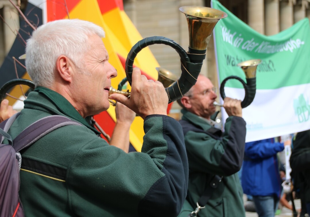 Jagdhornblser ergnzten die ansonsten bei Demos blichen Trillerpfeifen
