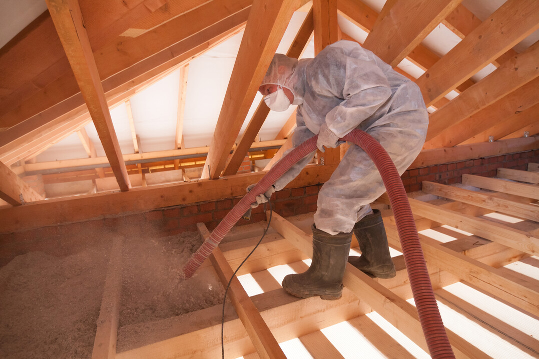 Zellulose wird zur Dämmung der Decke eingeblasen