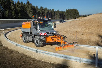 Auf der Schlechtweg-Verschmutzungsstrecke sorgt ein 300 PS-Modell (Nennleistung 220 kW, maximale Zugkraft 1200 Nm, Unimog U 430) aus der Baureihe Unimog-Gertetrger fr den stets akkuraten Zustands des Messfelds. Vorn hilft ein Erdhobel mit Sprhmittelanlage bei der notwendigen Glttung der Teststrecke.