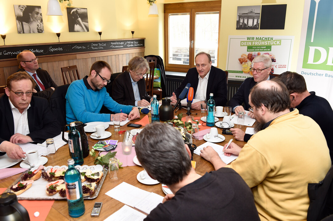 Prsident Rukwied informiert die Medien ber die Ziele der in ber 100 Orten durchgefhrten Aktion. 