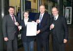 Übergabe der DBV-Resolution zur Milchmarktsteuerung aus Anlass des „Internationalen Tages der Milch“ (v.l.n.r.):Heinz Korte, Milchpräsident des niedersächsischen Landvolkes, Britta Reimers (MdEP), DBV-Präsident Joachim Rukwied und DBV-Vizepräsident Werner Schwarz..