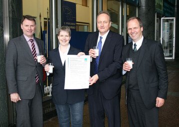bergabe der DBV-Resolution zur Milchmarktsteuerung aus Anlass des Internationalen Tages der Milch (v.l.n.r.):Heinz Korte, Milchprsident des niederschsischen Landvolkes, Britta Reimers (MdEP), DBV-Prsident Joachim Rukwied und DBV-Vizeprsident Werner Schwarz..
