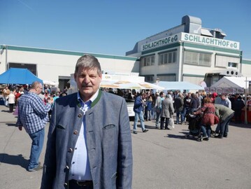 Wilhelm Dengler, Vorsitzender und Geschftsfhrer der Schlachthof eG in Grtringen, freut sich ber den Andrang bei der Glsernen Produktion. Bei strahlendem Sonnenschein kamen am 30. April 2017 rund 6000 Besucher.