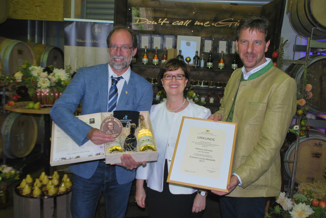 Markus Zehnder (l.) freut sich ber die Glckwnsche von Ministerialdirigentin Grit Puchan und Jrg Geiger