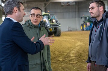 DEULA-Geschftsfhrer Marco Riley (l.) traf auf einen interessierten
Bundeslandwirtschaftsminister Cem zdemir (Mitte), der sich die DEULA gGmbH
auf einem ausfhrlichen Rundgang im Detail ansah. <br>