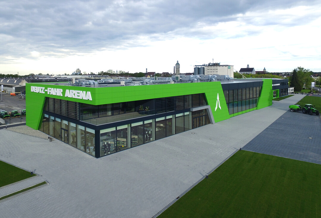 Das neue Besucherzentrum dockt an das bisherge Werksgelnde an.