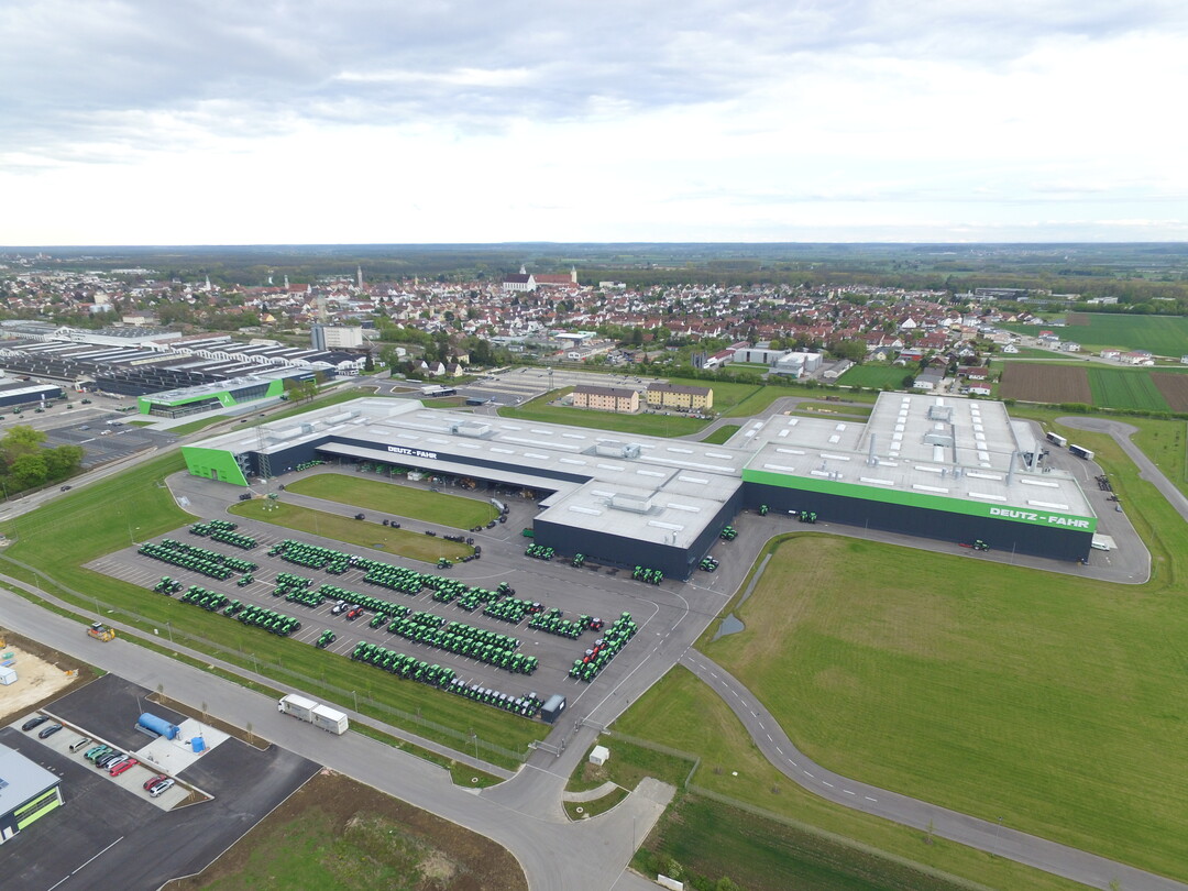 Blick auf das Werksgelnde: rechts der Neubau fr die Traktorenfertigung, links das neue Besucherzentrum.
