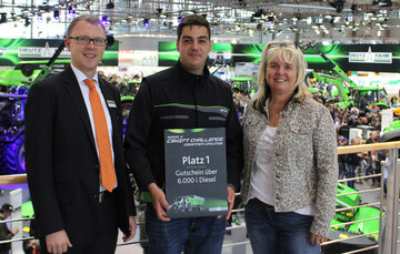 Platz 1 der Serie 6 Cshift Challenge fr Kai Krebs (Mitte) mit Andreas Holzhammer, Leiter Werbung & Kommunikation Same Deutz-Fahr Deutschland GmbH und Ursula Sebald-Hettrich vom Deutz-Fahr-Vertriebspartner Sebald OHG.