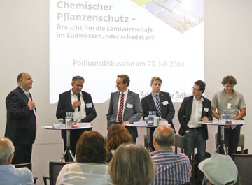 Die Teilnehmer an der Diskussionsveranstaltung in Ravensburg (v.l.): Volker Koch-Achelphler, Hauptgeschftsfhrer vom Industrieverband Agrar (IVA), Gerhard Glaser, Vizeprsident des Landesbauernverbandes (LBV), Moderator Christoph Plate, stellv. Chefredakteur der Schwbischen Zeitung, Mark Lohmann vom Bundesinstitut fr Risikobewertung, Harald Ebner, Bundestagsabgeordneter der Grnen und Matthias Strobl, Agrarreferent beim Nabu Baden-Wrttemberg.