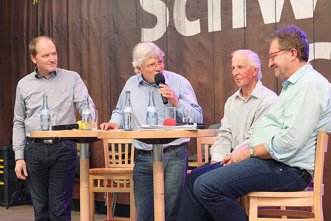 Auf der Bühne sprachen Hans-Benno Wichert, Eberhard Stümpfle, Dr. Engelbert Albrecht, und Franz Schweizer (von links nach rechts).