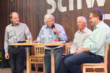 Auf der Bhne sprachen Hans-Benno Wichert, Eberhard Stmpfle, Dr. Engelbert Albrecht, und Franz Schweizer (von links nach rechts).